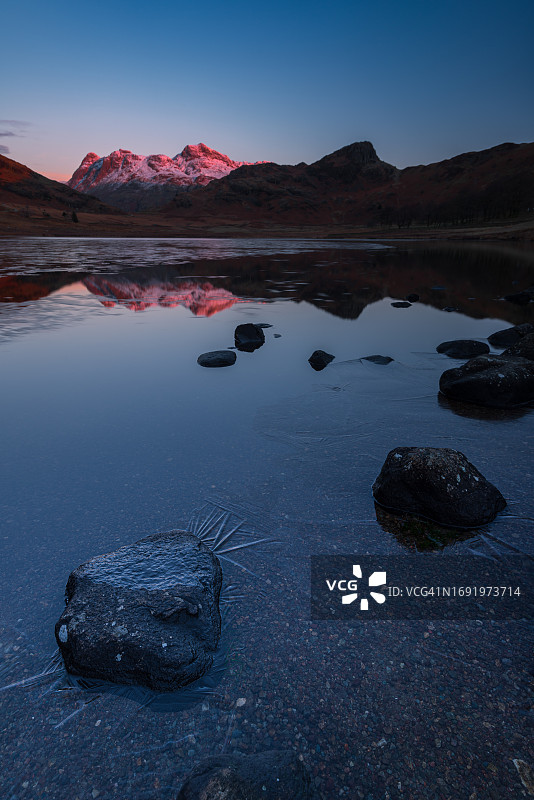 英国布莱塔恩湖黎明时分的湖区群山图片素材