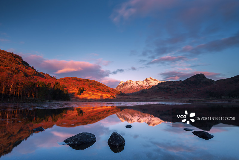 英国湖区群山与布莱潭图片素材