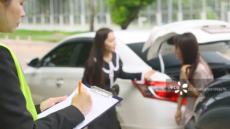 保险代理人在交通事故后记录并收集信息图片素材