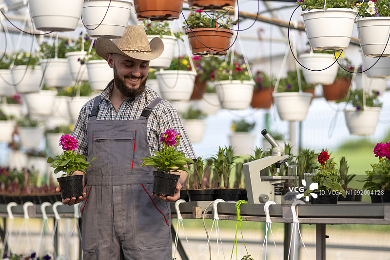 园丁在温室里照料花卉图片素材