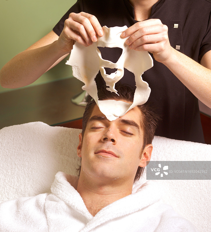 水疗美容师去除面膜图片素材