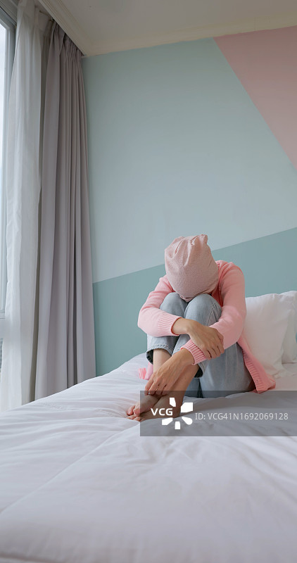 悲伤沮丧的女性癌症患者图片素材