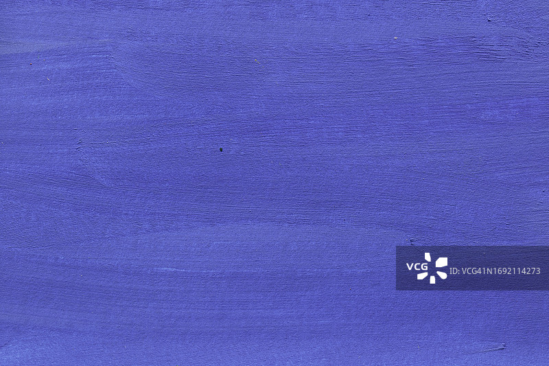 一个抽象的彩色水彩渐变填充背景与水彩污渍的特写。图片素材