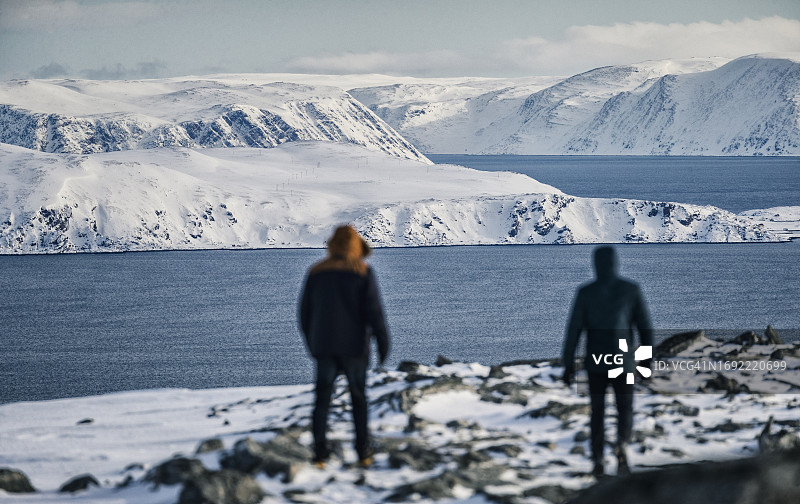 探索北极：冬季在北角附近的冰上徒步旅行图片素材