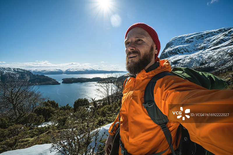 络腮胡男人肖像：冬季挪威风景自拍图片素材