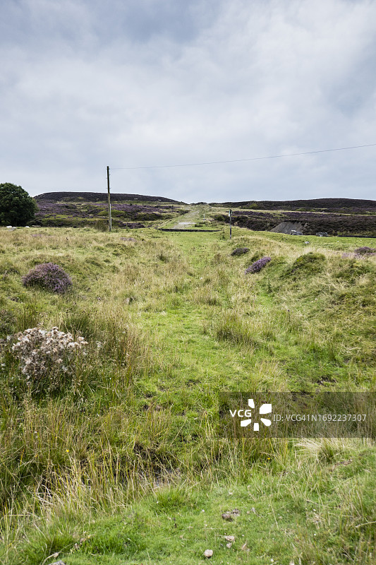Blaenavon附近荒原上的宽阔草地赛道；图片拍摄于Llanfoist和Blaenavon之间的Monmouthshire Way小径，Monmouthshire，八月。夏天图片素材