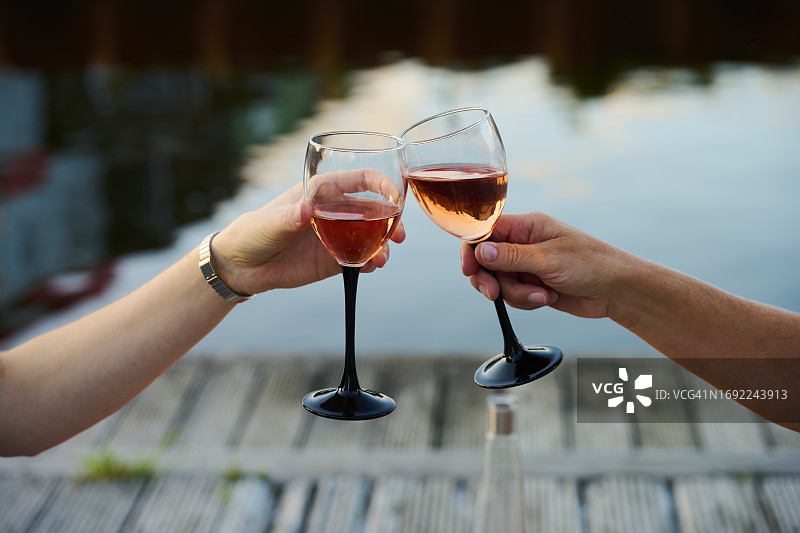 在水边敬酒图片素材