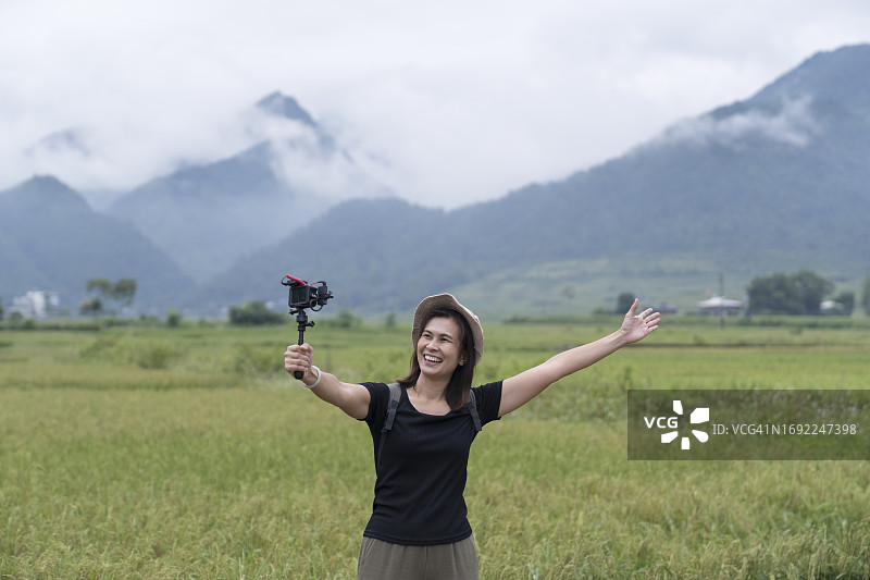 在越南拍摄视频博客的迷人女人图片素材