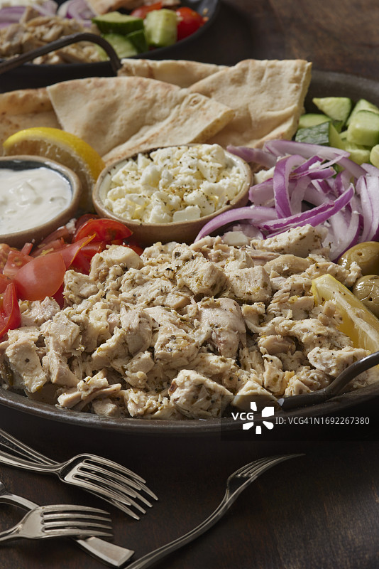 希腊酸奶酱鸡肉串拼盘图片素材