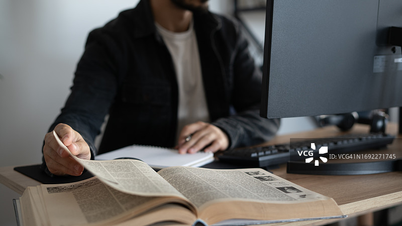 大学生在家做笔记特写图片素材