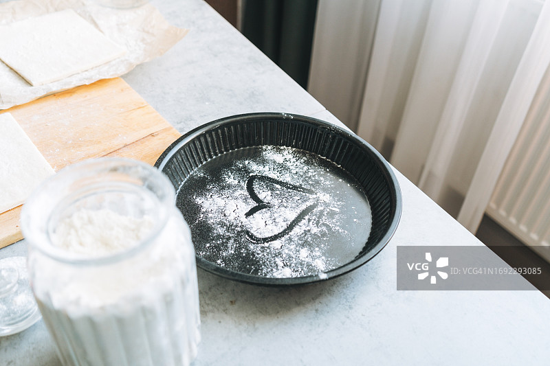 烤盘与心形面粉图片素材