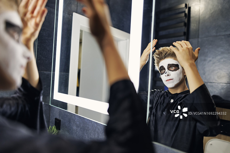 少年正在为万圣节做准备图片素材