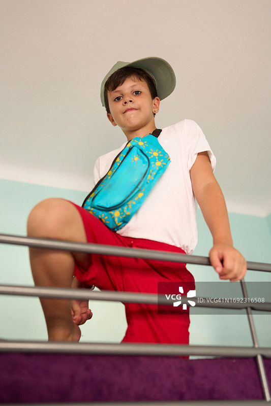 戴帽子和休闲服装的酷男孩肖像图片素材