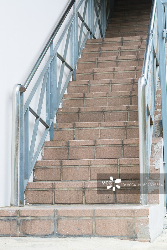 通往地下室和未完工建筑停车场的混凝土楼梯图片素材