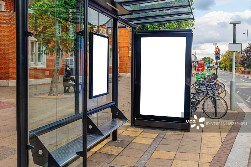 公交车站的空白数字广告屏幕图片素材