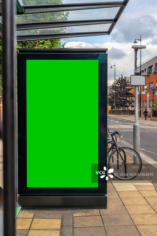 公交车站的绿色数字广告牌图片素材