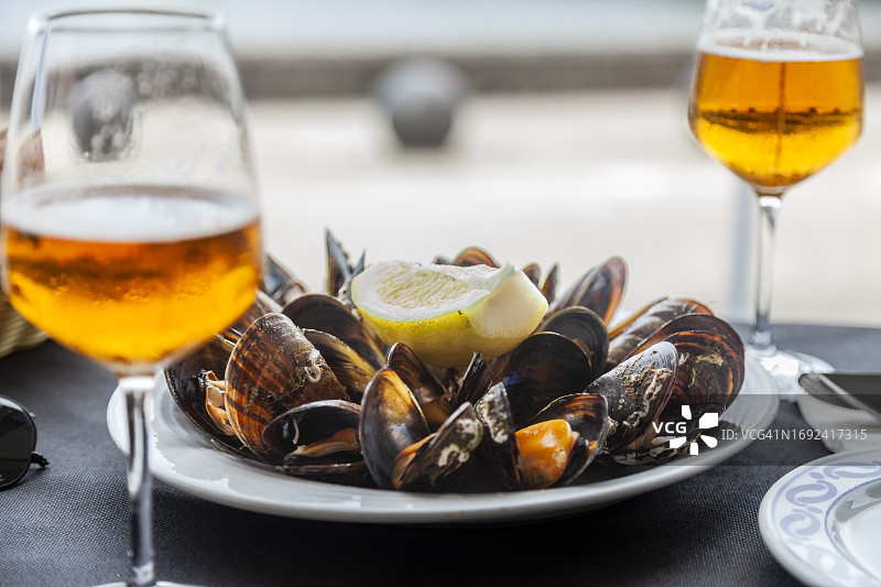 西班牙加利西亚餐厅中的贻贝和啤酒图片素材