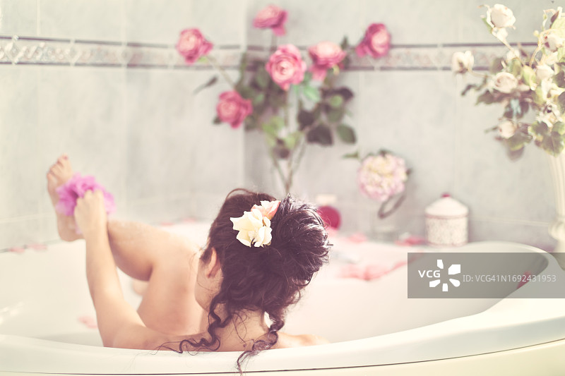 女人在浴缸里泡澡图片素材