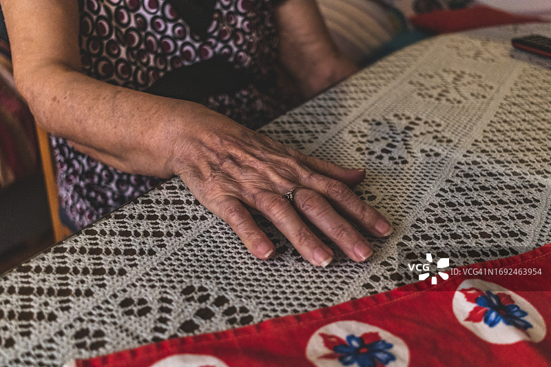 老年妇女在桌旁等待用餐图片素材