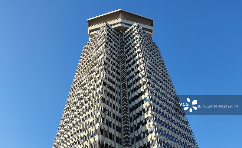 西班牙巴塞罗那20世纪70年代野兽派办公大楼图片素材