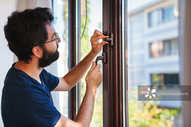 男子采取防盗措施图片素材