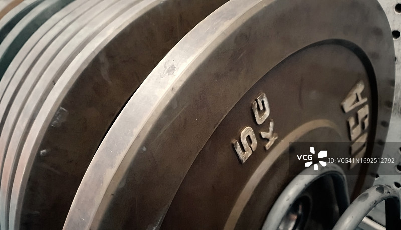 健身器材：力量举重用的特写杠铃片图片素材