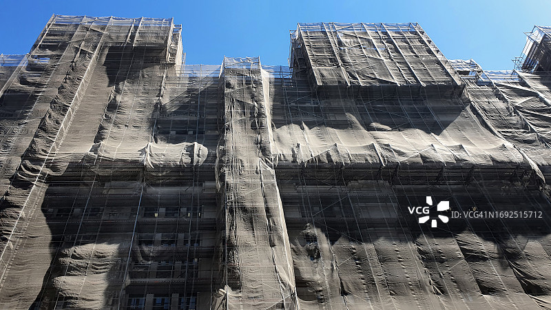覆盖大型建筑的脚手架图片素材