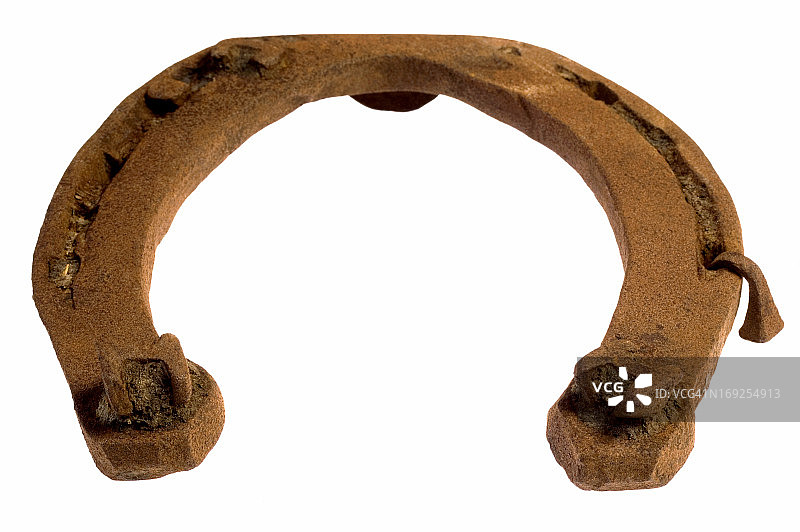 白色背景上的生锈旧马蹄铁图片素材
