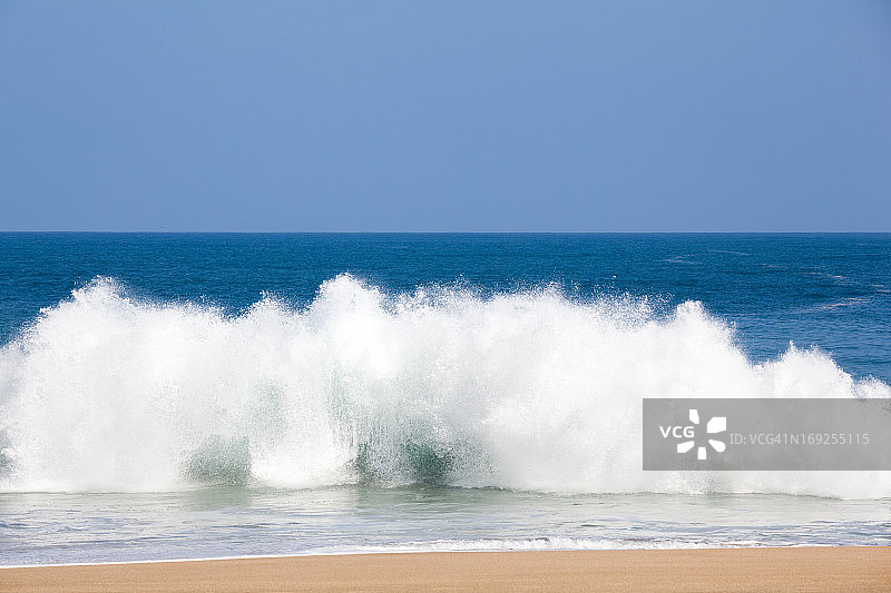 强烈的海浪拍打着考艾岛卢马海滩图片素材