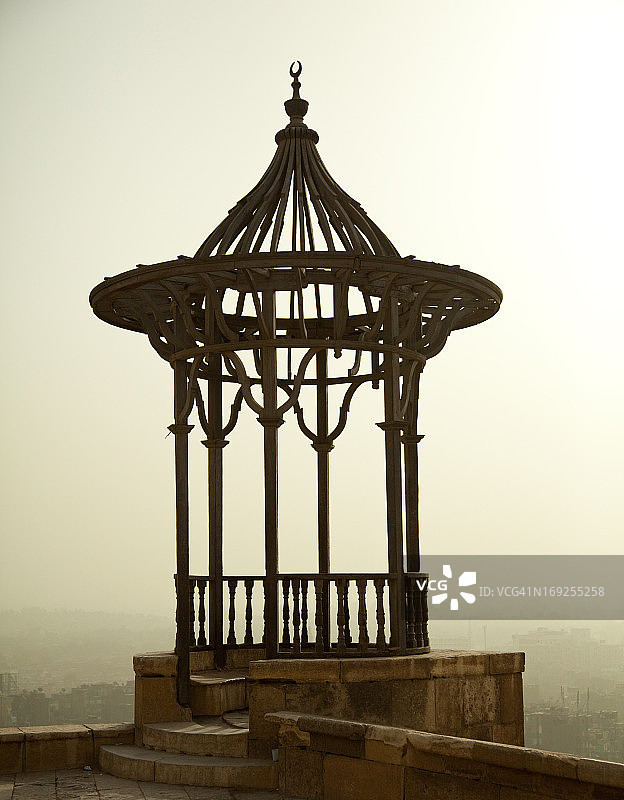 埃及开罗城堡中俯瞰雾霾城市的旧铁观景台图片素材