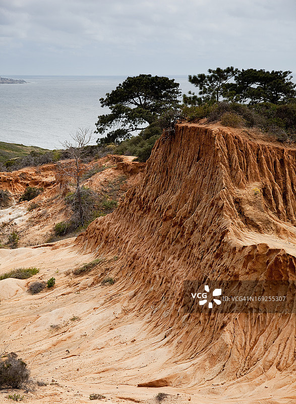 托里松山坡上砂岩中崎岖的刀锋状侵蚀图片素材
