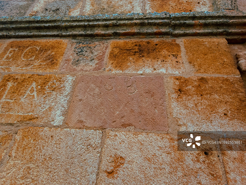 索里亚圣玛丽亚·德·蒂尔梅斯罗马式教堂的石墙和建筑细节，西班牙图片素材