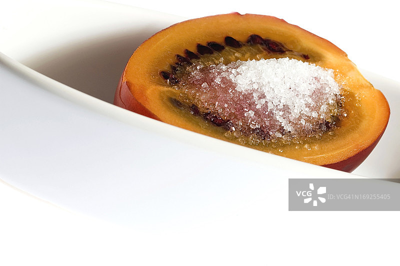 白色背景上带糖的热带水果图片素材