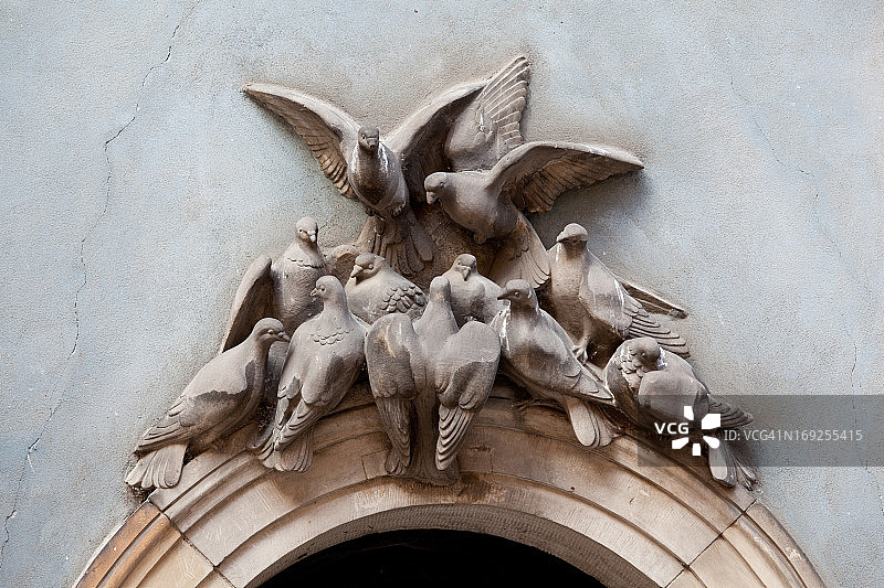 拱门上方的鸽子图片素材