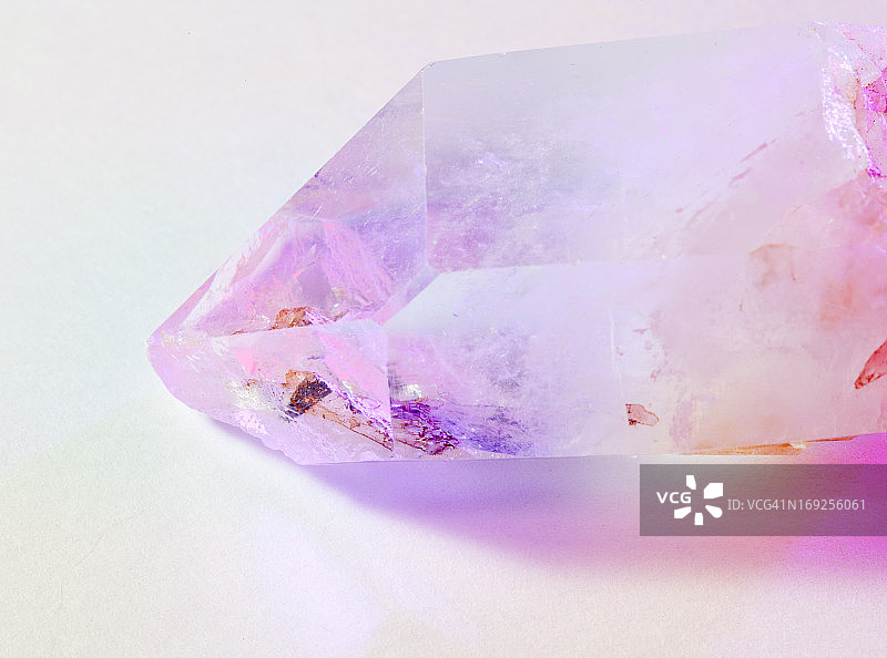 彩色灯光下的石英晶体图片素材