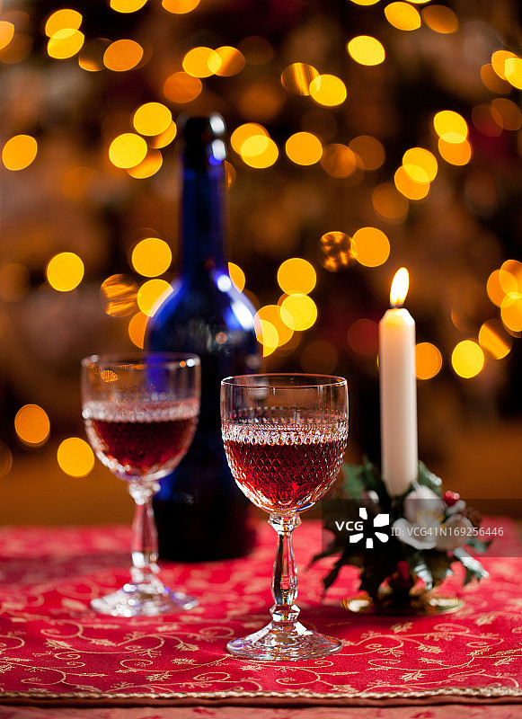 圣诞树前的雪利酒杯图片素材