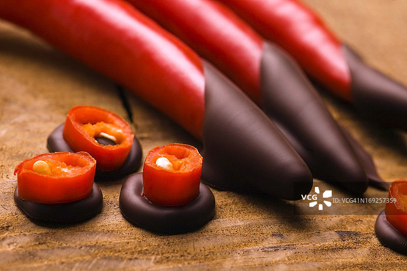 红辣椒与黑巧克力图片素材