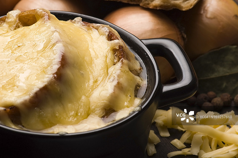 含食材的法式洋葱汤图片素材