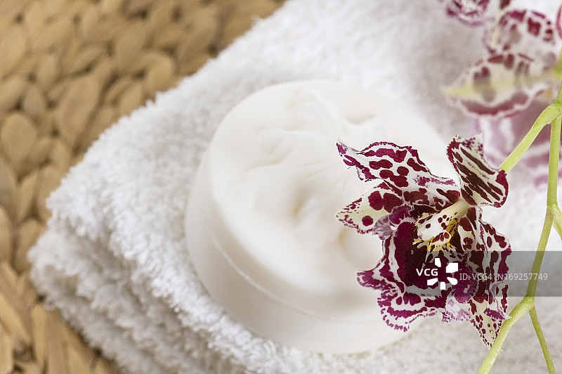 白色毛巾、天然肥皂和兰花水疗用品图片素材