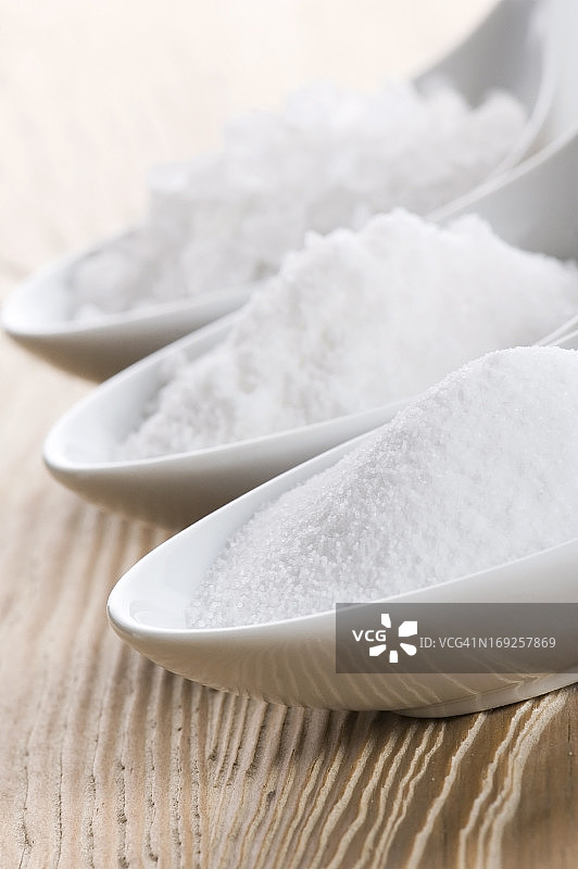 带有不同盐的三把勺子图片素材