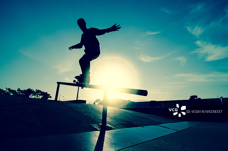 滑板少年在滑行时的轮廓图片素材