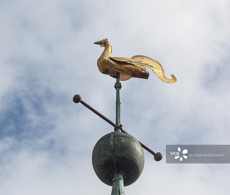 卢德洛教区教堂塔楼上的风向标图片素材