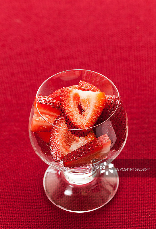 玻璃碗中的新鲜草莓切片图片素材