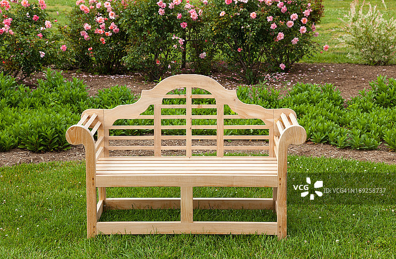 绿草坪上的柚木椅子或长凳图片素材