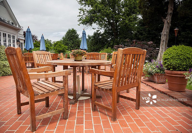 砖砌平台上柚木庭院桌椅图片素材