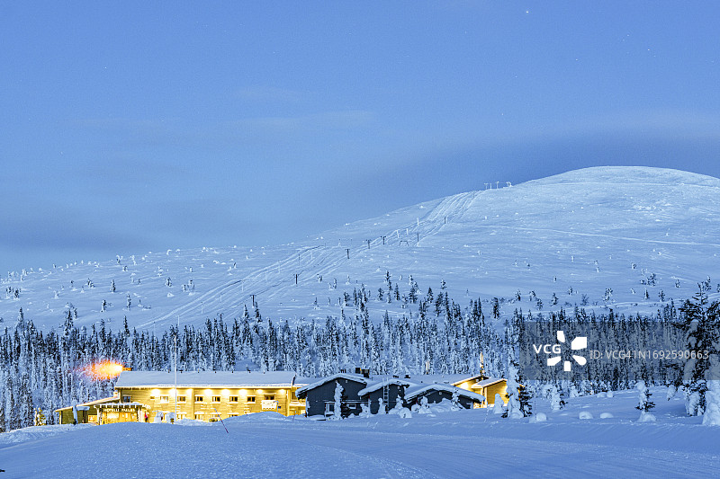 冬季黄昏时分白雪皑皑的滑雪区旅游胜地图片素材
