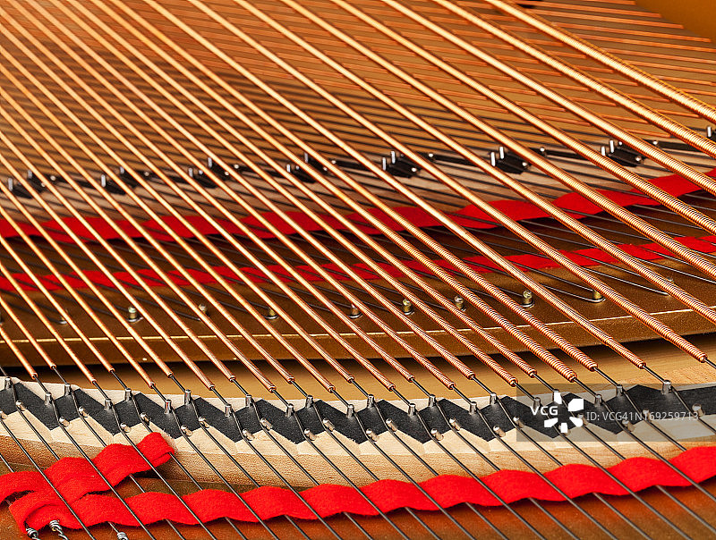 带有琴弦的三角钢琴内部图片素材