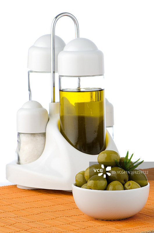 白色陶瓷碗里的绿色橄榄图片素材