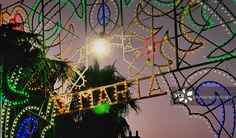 在西西里岛小镇里波斯托，献给圣玛丽的宗教灯饰图片素材