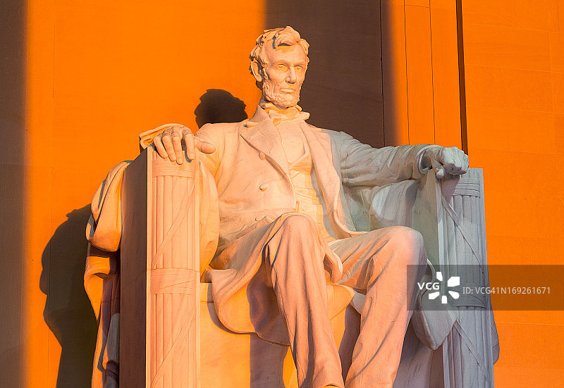 黎明时阳光照耀下的林肯雕像图片素材